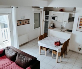 Bright flat 10min walk from the beach