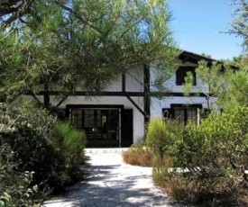 Cottage with a big idyllic garden at the lake