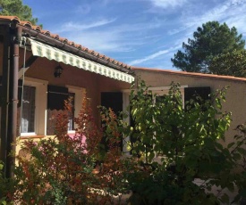 Maison avec jardinet au calme et piscine commune