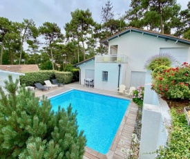 Relaxing villa with pool, multiple terraces, garden, Wifi, close to the beach